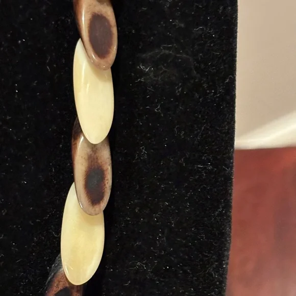 Elegant Two-Tone Necklace ivory - Picture 7 of 7